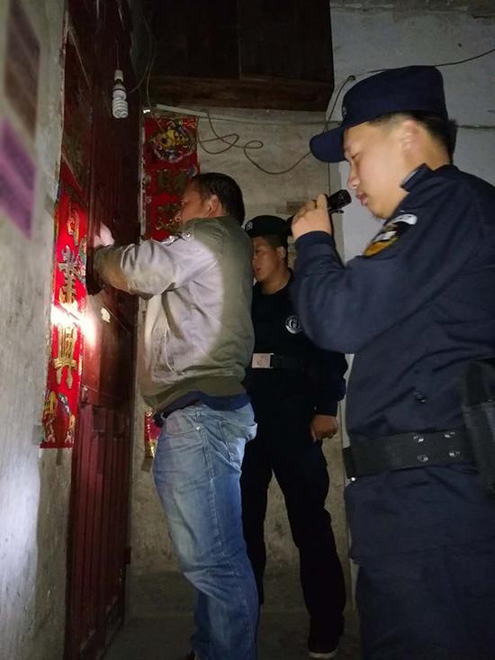 盐城粗心妈妈误将幼女锁家中 民警全城寻开锁师傅开门